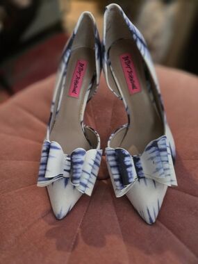 NO LONGER FOR SALE     Betsey Johnson Blue Tie-Dye Bow Pointed Toe Pumps